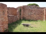 04832 ostia - regio i - insula xiv - caseggiato del mosaico del porto (i,xiv,2) - via degli horrea epagathiana - porticus - raum re des korridors - bli ri suedwesten - 09-2023.jpg